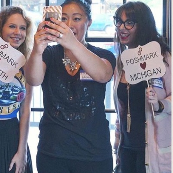 Lipstick  Stilettos  & Champagne black v neck - Picture 4 of 4